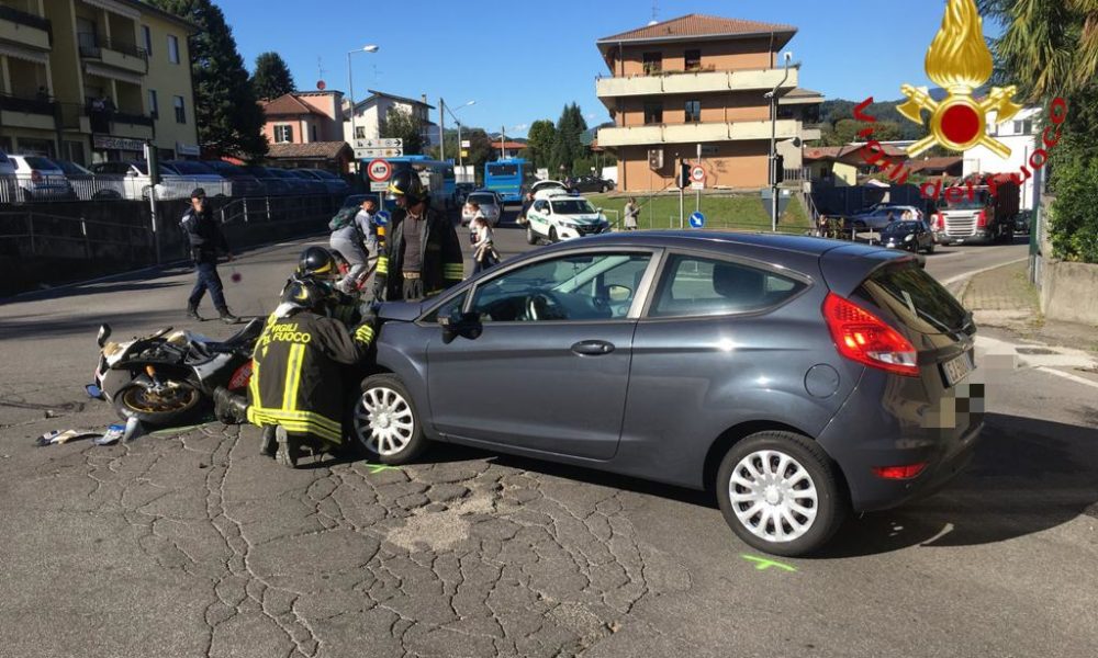 Faloppio scontro tra un’auto e una moto, illese le due persone coinvolte