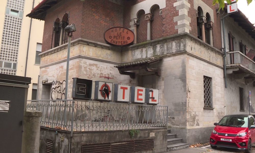L’hotel Petit Chateau abbandonato da oltre dieci anni, degrado e nessuna prospettiva di rilancio
