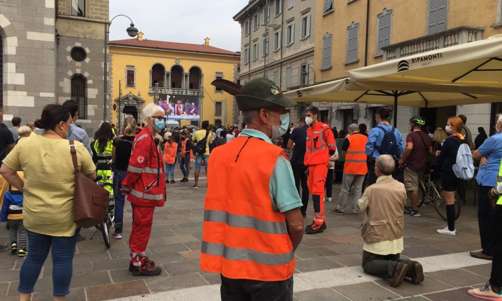 Messa in suffragio di don Roberto, la piazza commossa: “Il suo lavoro prosegua”