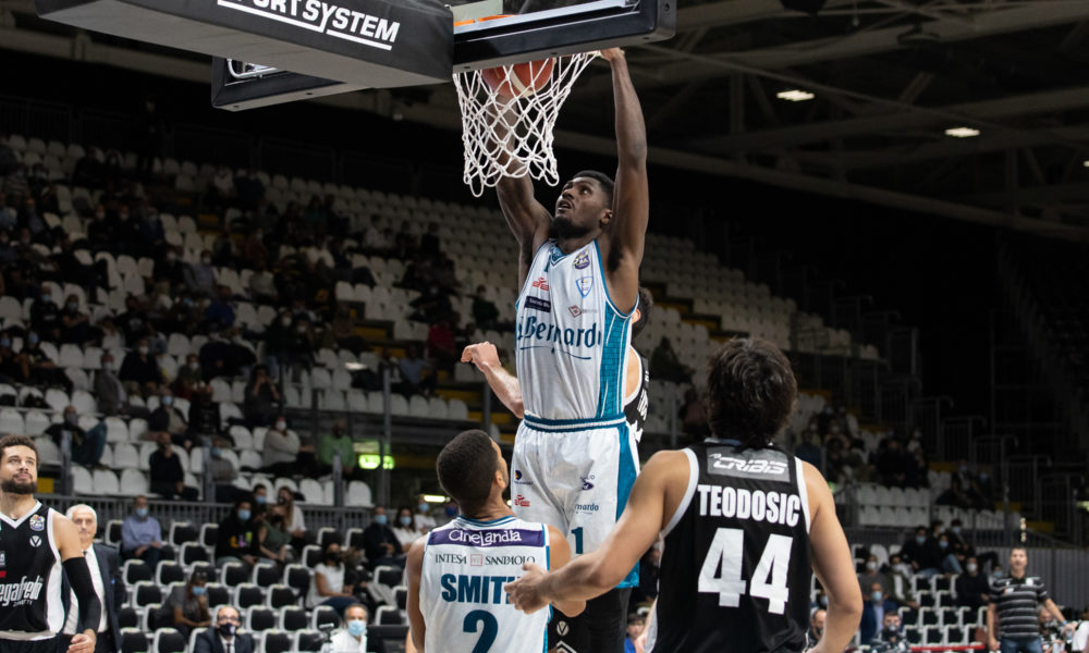 Basket, Cantù sconfitta da Bologna nella prima giornata di campionato