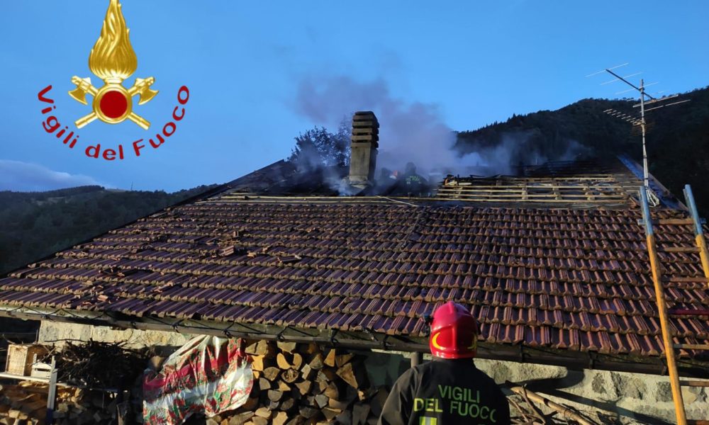 Bellagio, incendio in via Monte San Primo, distrutto il tetto di una baita