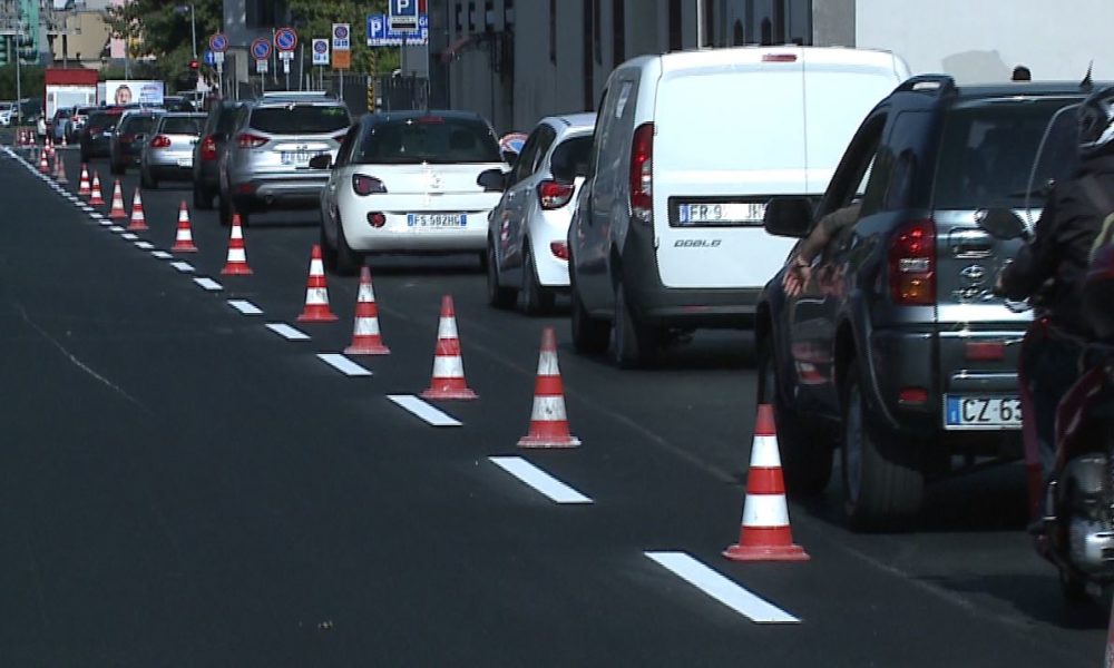 Disegnano le strisce pedonali in viale Innocenzo, città nel caos