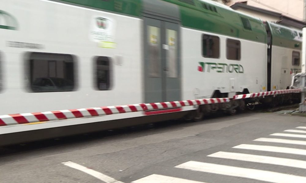 Treni Milano-Como, Trenord cambia gli orari e stoppa alcuni convogli a Borghi, ma è polemica