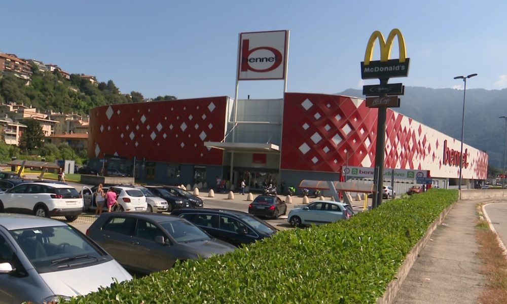 Tavernola, rapina al Bennet, banditi armati fanno incetta di televisori