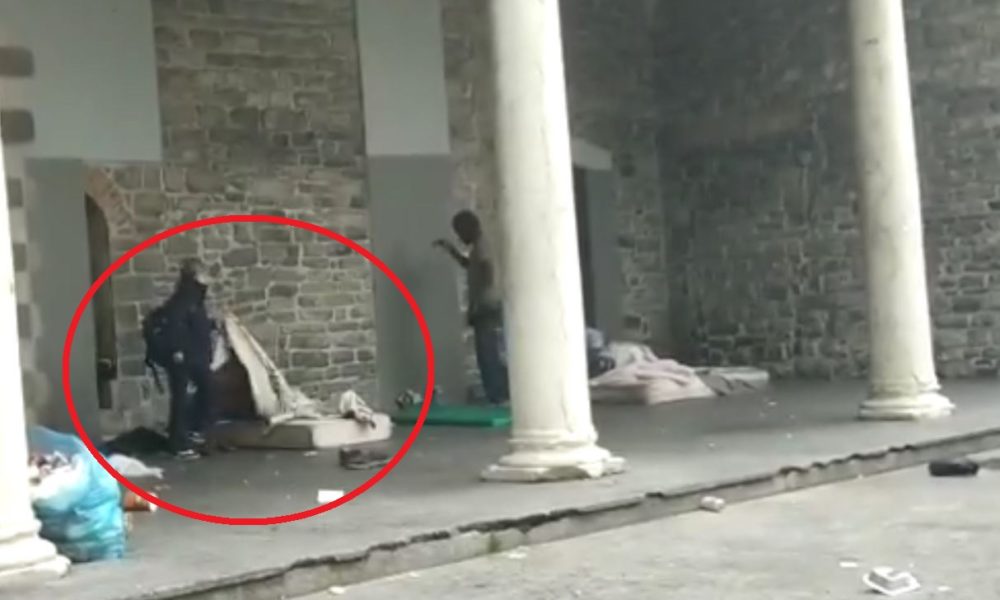 Como, l’assessore toglie la coperta al senzatetto, caso nazionale. Corengia: “Nessuna violenza”