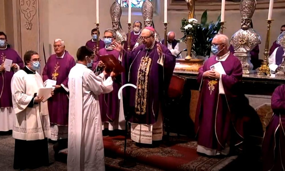 I funerali di don Roberto a Regoledo di Cosio. Il vescovo: “Un martire della misericordia”