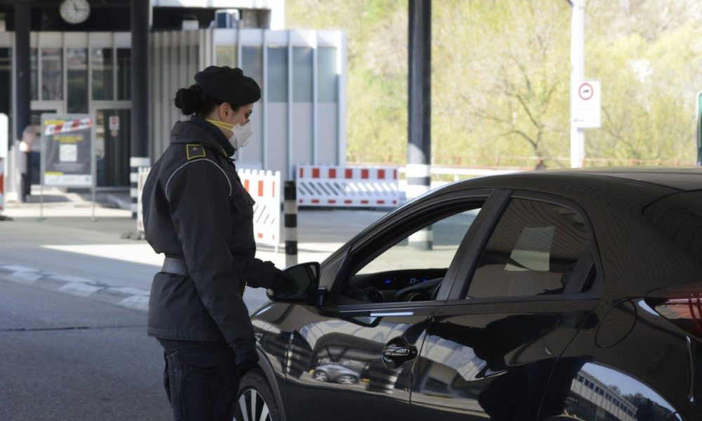 Al confine imbottito di contante: “Volevo comprare la barca in Grecia”