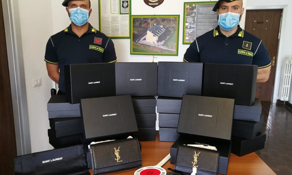 Confine, al controllo risponde: “Nulla da dichiarare”. In auto aveva 20 borse di lusso, sequestrate