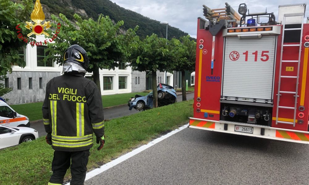 Canzo, in auto contro un albero: muore donna di 45 anni