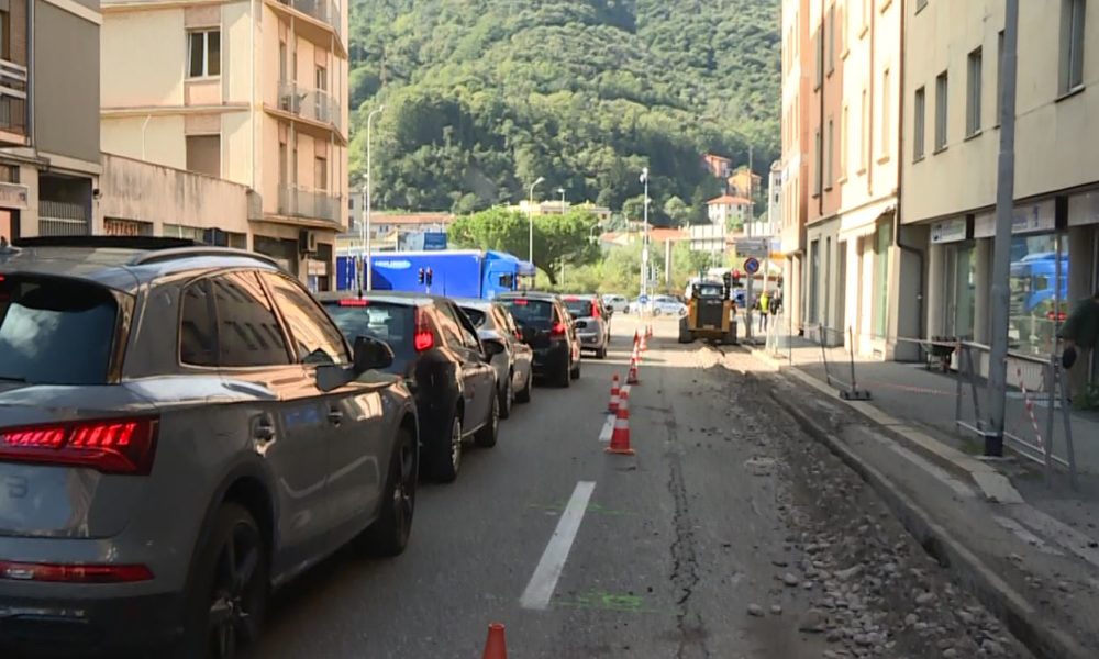 Como, città fuori controllo. Cantiere a sorpresa, nessuno fa nulla. L’azienda chiede scusa