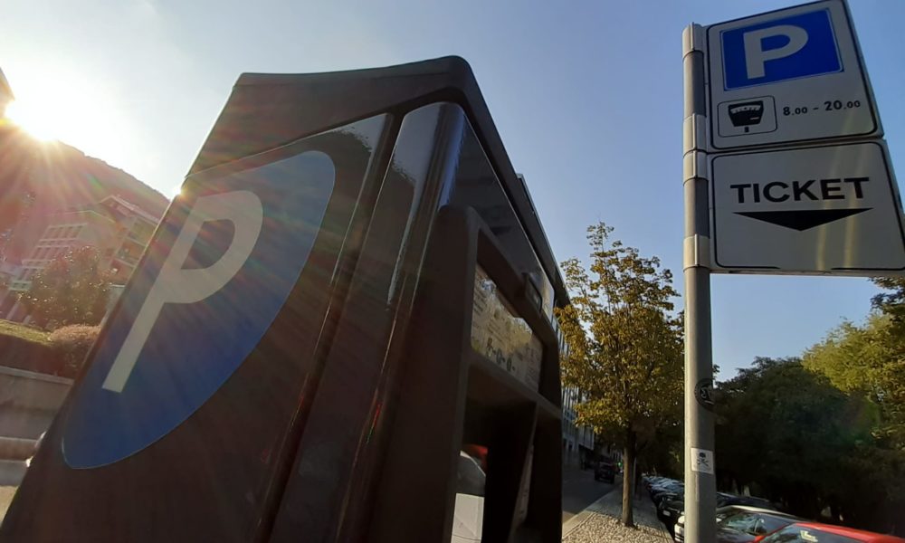Parcheggi a Como. Tariffe più care per i non residenti. Il sindaco: “Software nel parchimetro per distinguere l’utenza”