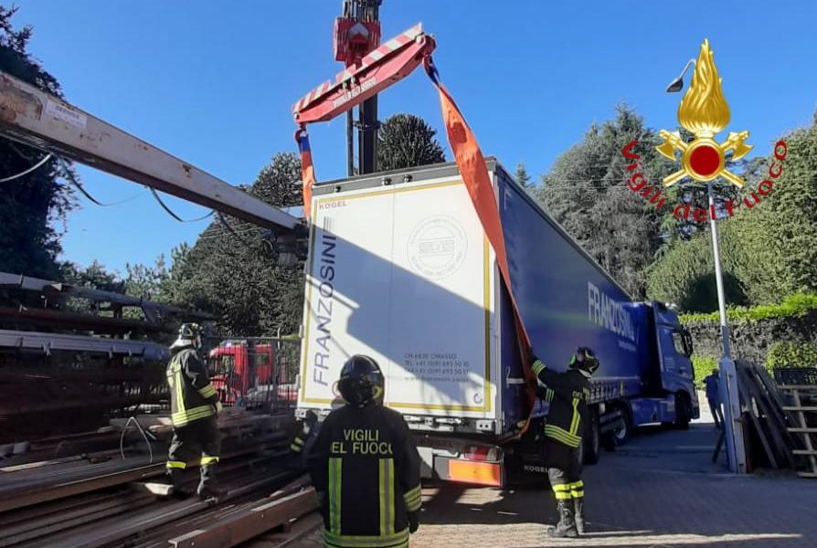 Olgiate Comasco, Tir incastrato in strada. Rimosso dai vigili del fuoco