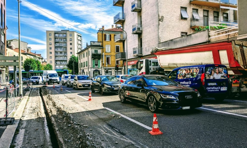Como assediata dal traffico: cronaca di una (evitabile) mattina di passione