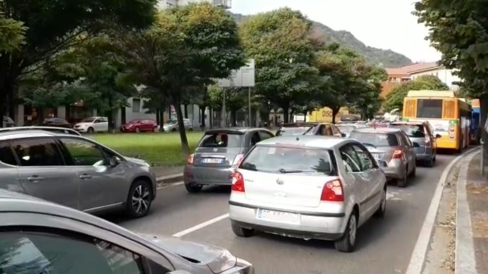 VIDEO – Lavori, passaggi a livello, mercato: traffico a Como nel caos