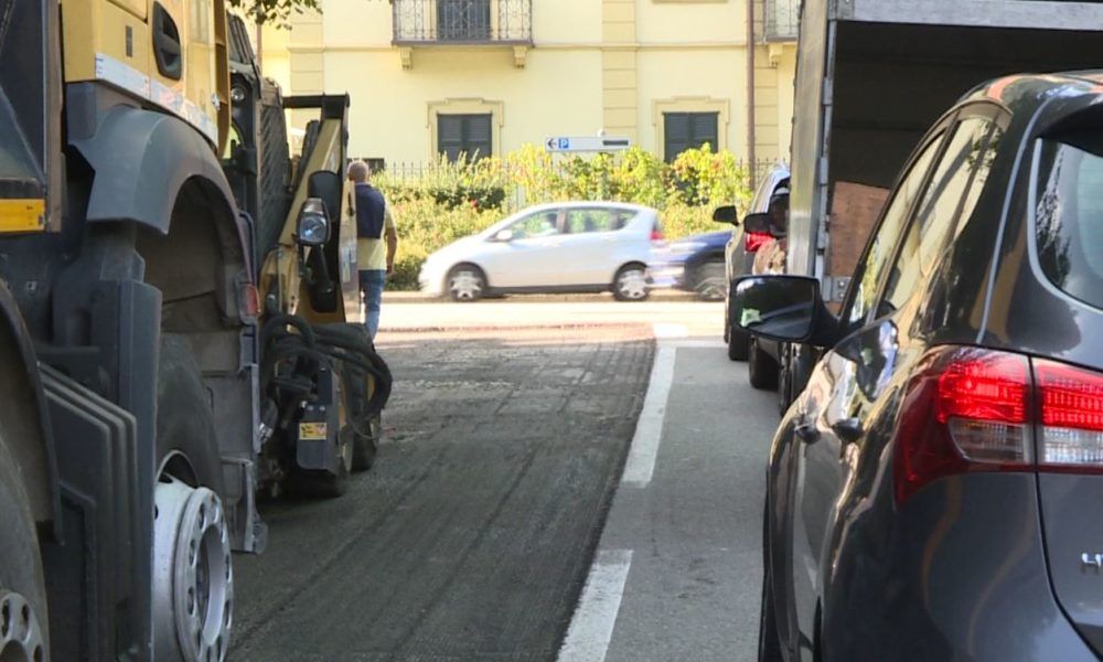Como, via Gramsci: nemmeno il cantiere ferma i furbetti della sosta (selvaggia)