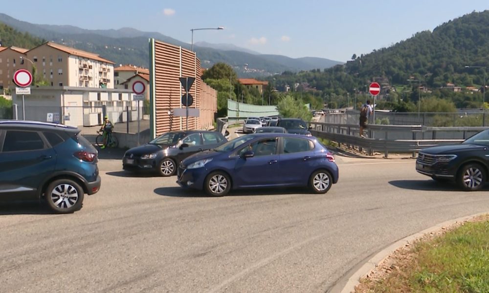 Cantieri e traffico, sabato di code. Da lunedì rischio caos per la chiusura parziale di via del Lavoro