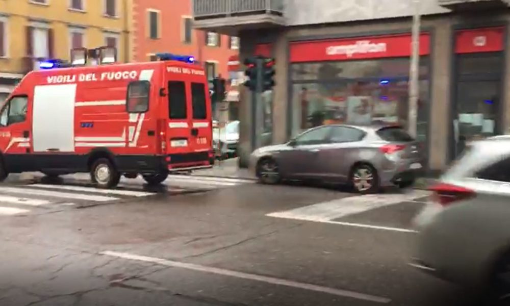I danni del maltempo: alberi caduti, tombini saltati, una classe allagata. Allerta vento per domani