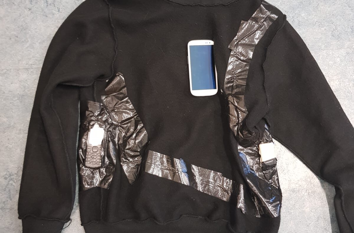 Una microcamera per passare l’esame della patente, scoperti e denunciati a Como due uomini