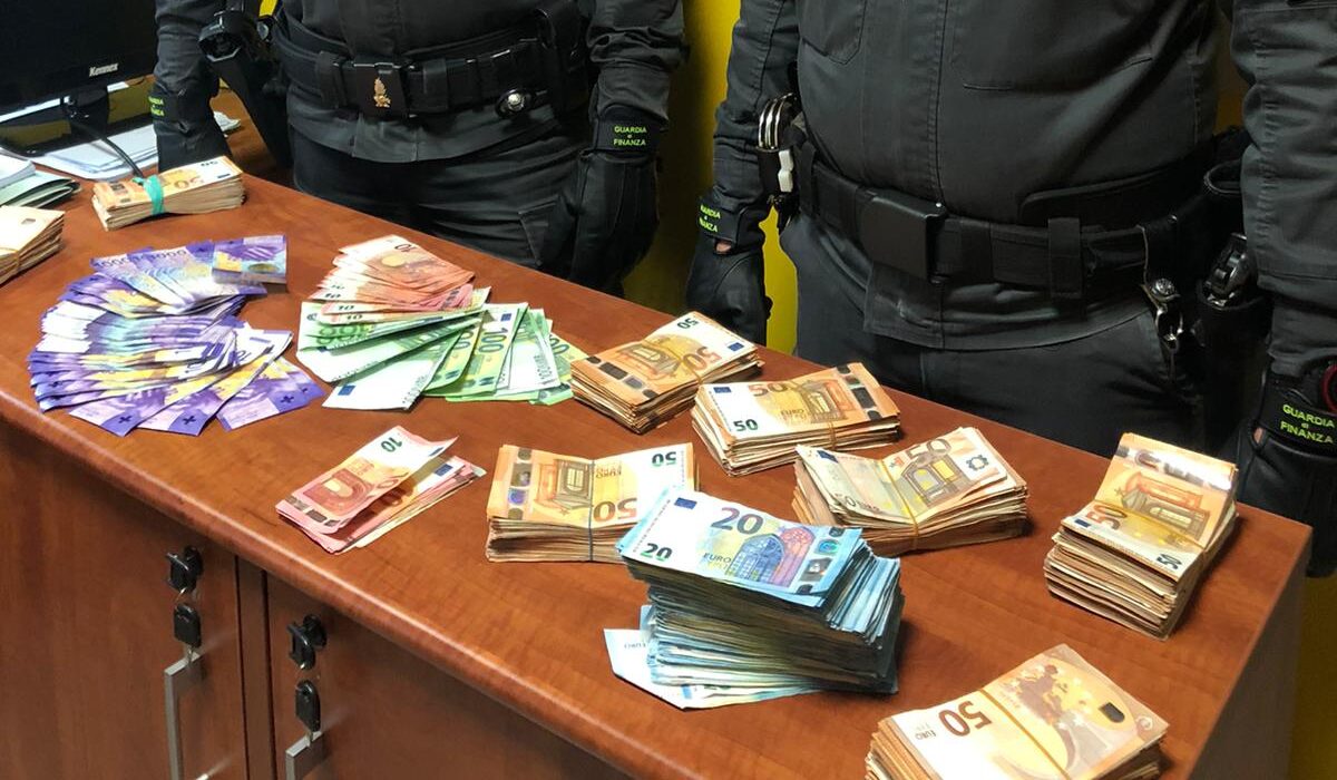 In auto a tutta velocità verso il confine: nascondeva 90mila euro e 41mila franchi svizzeri
