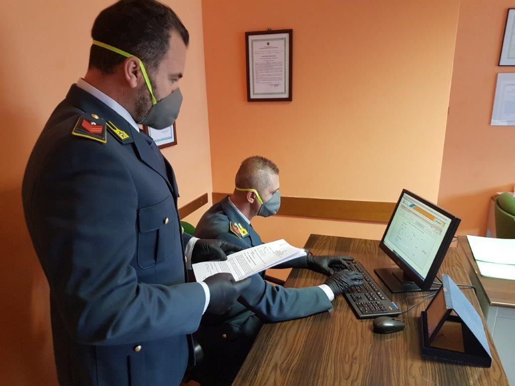 Carlazzo, riceve il reddito di cittadinanza ma il marito lavora in Svizzera. Denunciata dalle fiamme gialle