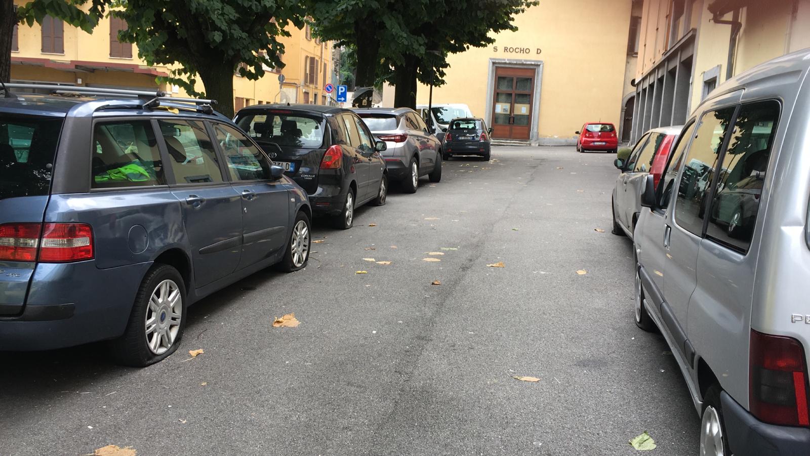 Raid vandalico in piazza San Rocco: tagliate le gomme di 24 auto. La polizia acquisisce le immagini delle telecamere