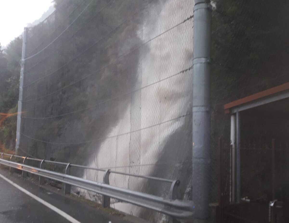 Maltempo, sassi sulla Regina a Colonno. Strada riaperta ma resta l’allerta