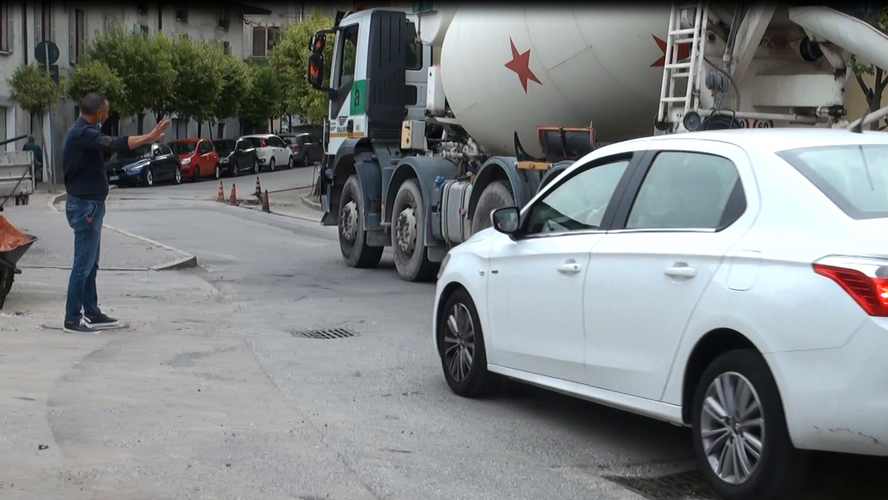 Cantieri non presidiati dai vigili. Lavori in via Sant’Abbondio e caos