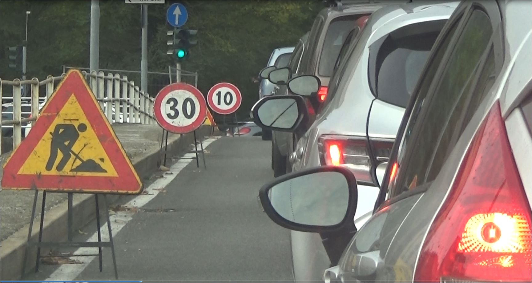 Cantieri a Como, lunghe code in via Ambrosoli