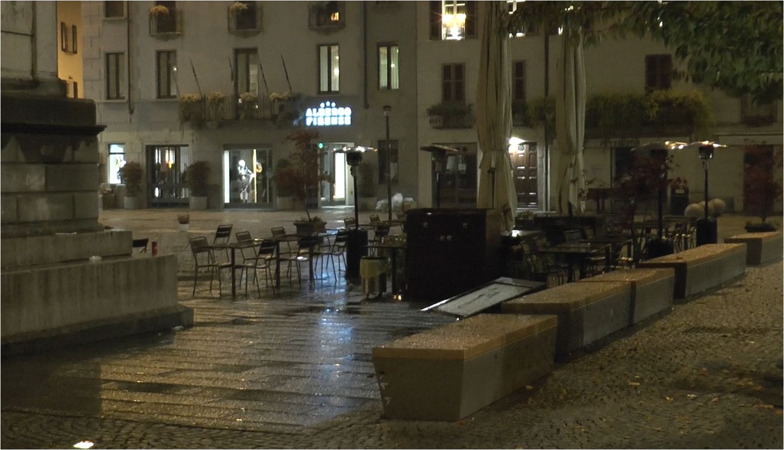 Prima notte di coprifuoco a Como, lockdown dalle 23 alle 5, pioggia sulla città deserta