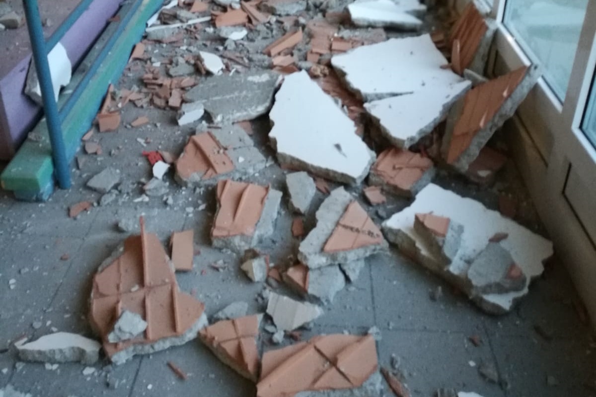 VIDEO – Maslianico, crolla di notte il soffitto della scuola. Studenti a casa