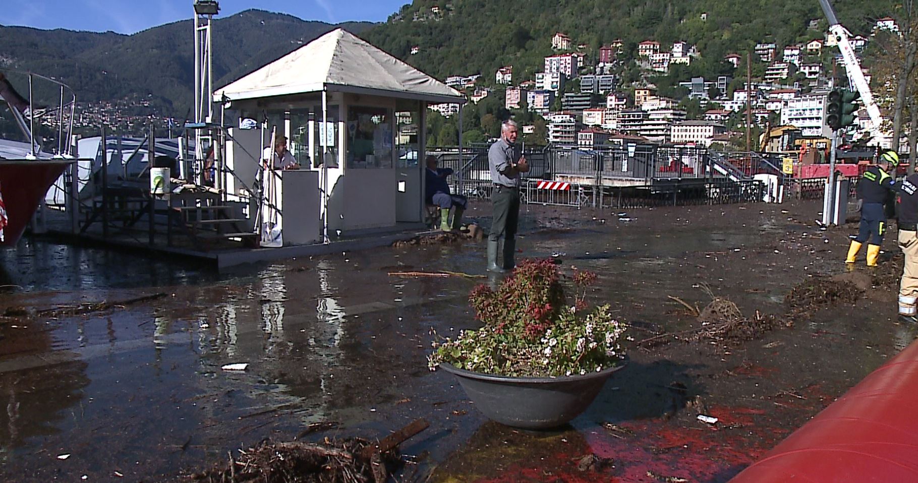 Lungolago ancora chiuso davanti a piazza Cavour. Il Lario arretra, si lavora anche per rimuovere i detriti
