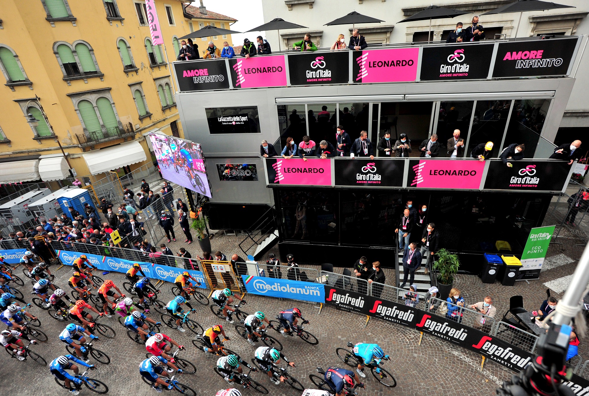 Giro d’Italia a Como venerdì: statale Regina off limits per l’intera mattina. Tutti gli orari dei passaggi