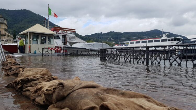 Esondanzione, Lago di Como, sacchi di sabbia per contenere l'acqua
