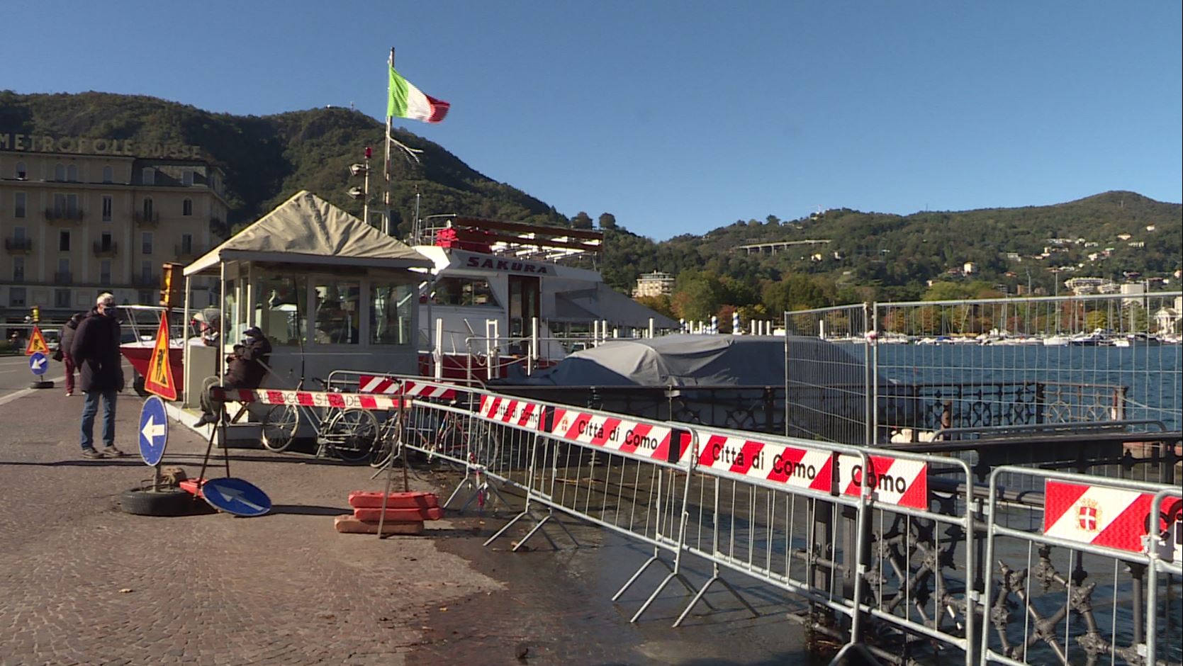 Lago di Como. Oggi acque agitate per il forte vento, ma il livello si è abbassato