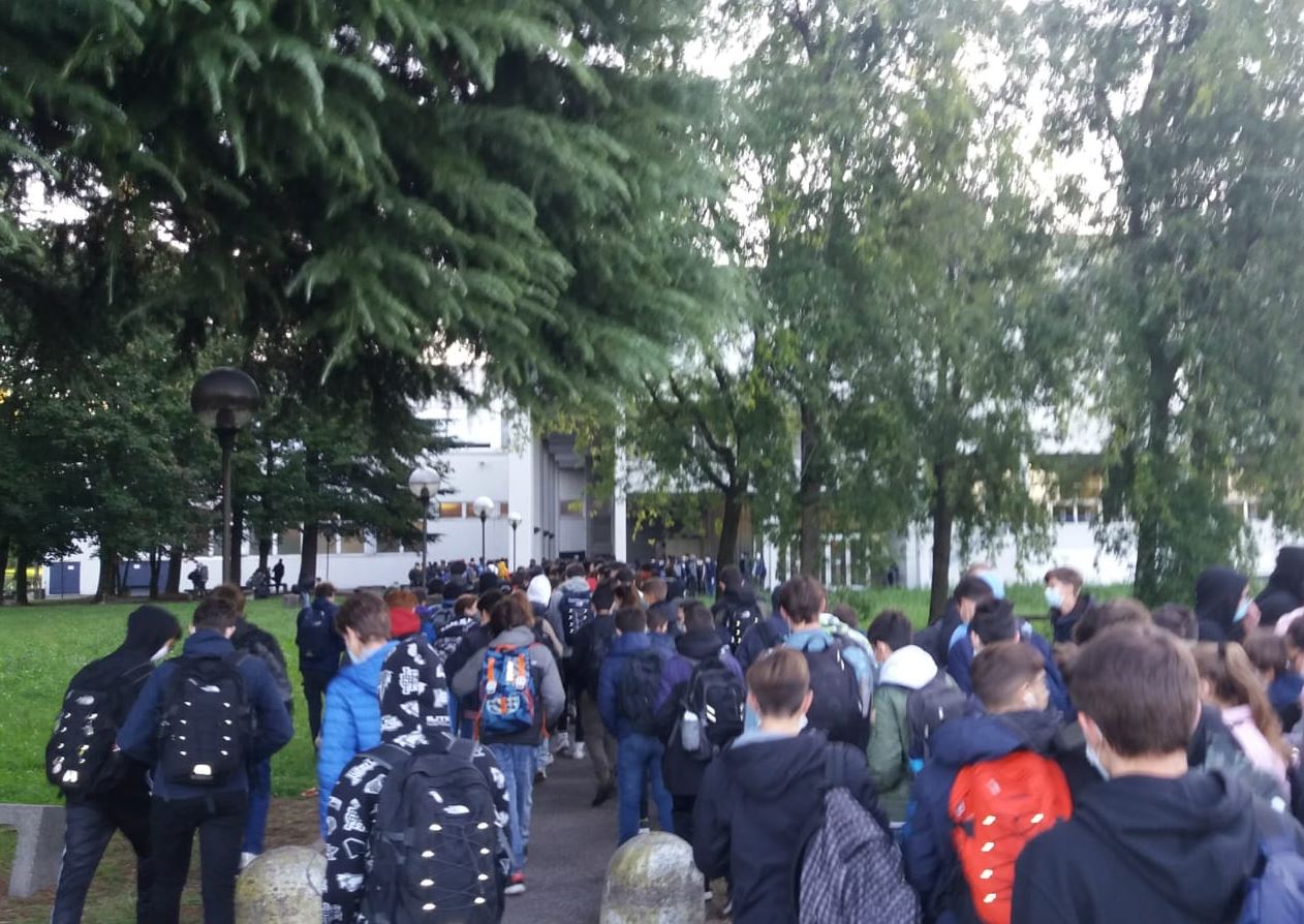 Assembramenti all’Istituto Magistri Cumacini, la preside: “Abbiamo spazi ampi, gli studenti siano responsabili”