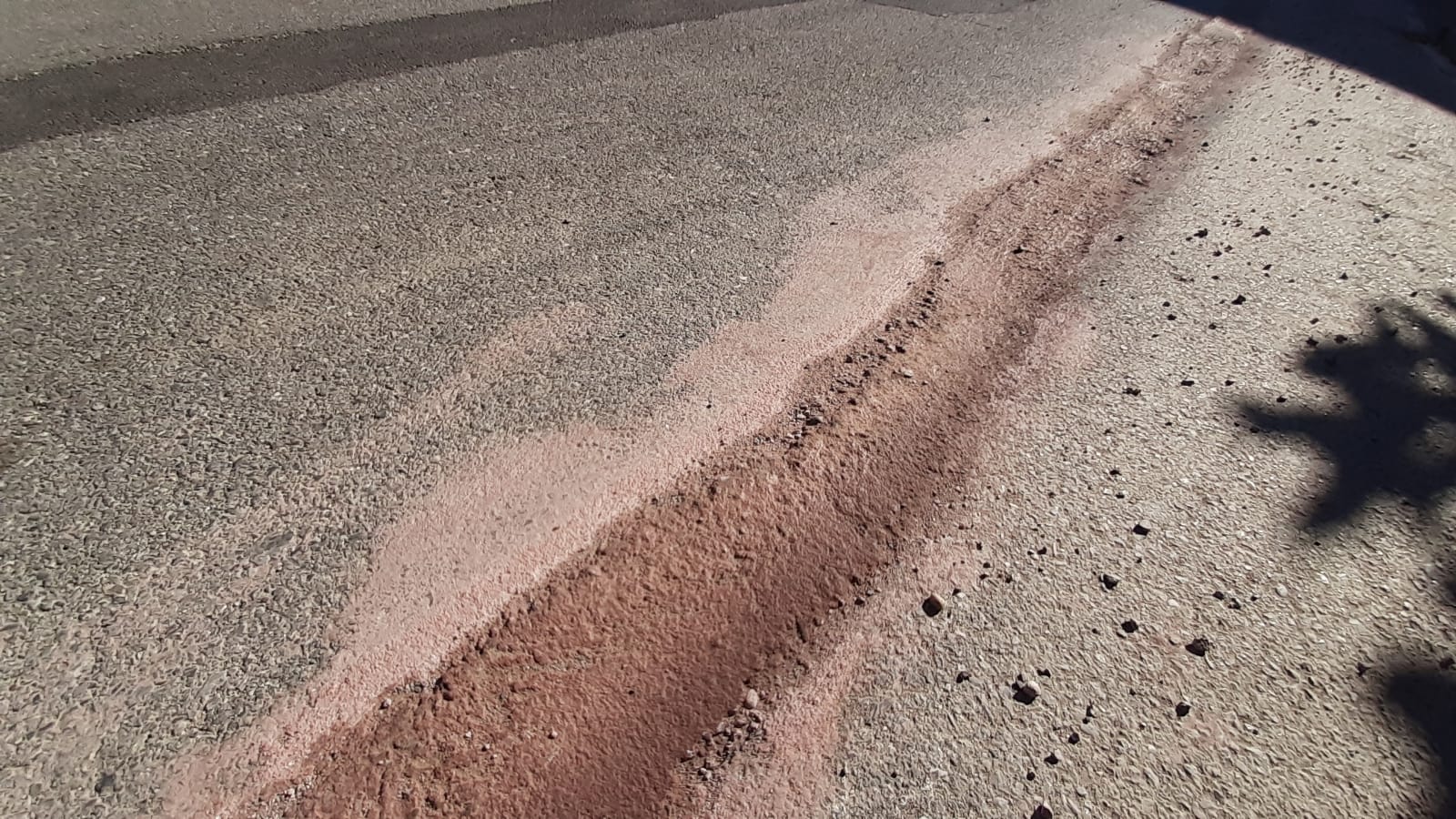 Cantieri e rattoppi provvisori in città. Ecco il perché delle strisce rosse in città