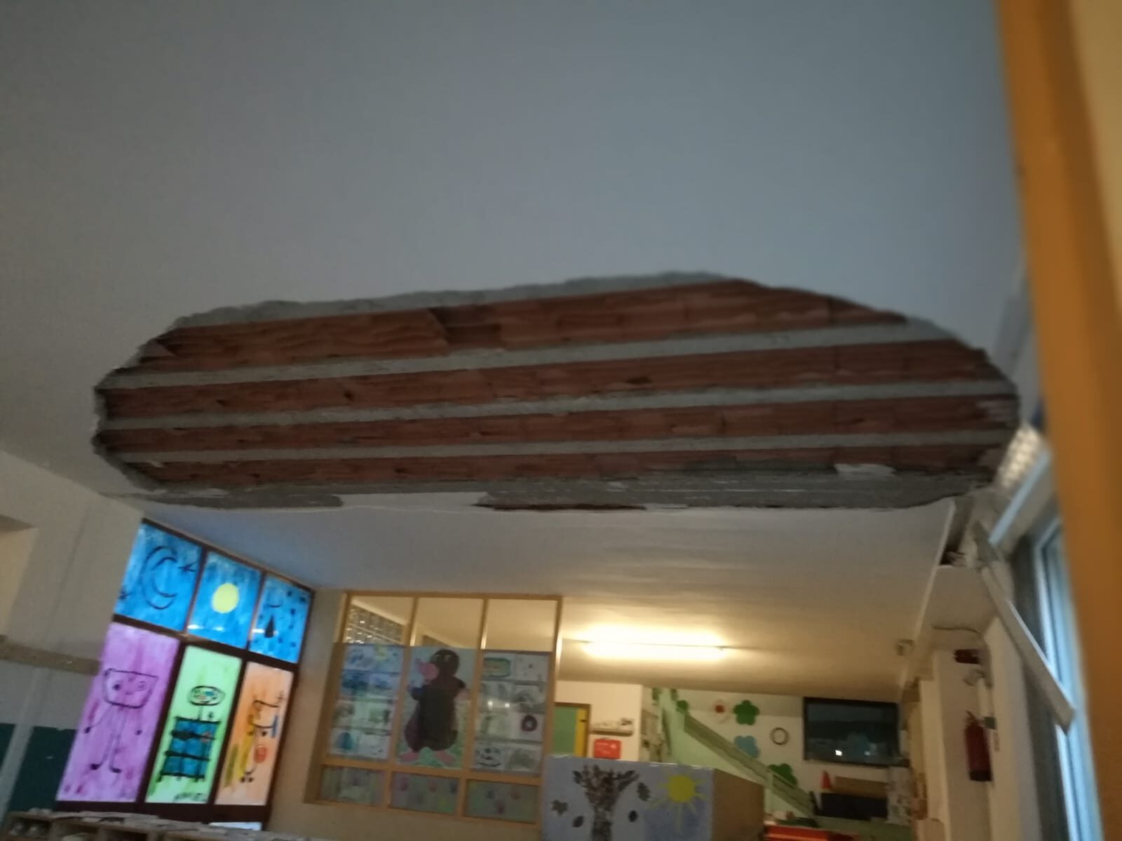 Crollo alle scuole di Maslianico. Primaria inagibile fino a Natale, 9 classi in 5 strutture diverse