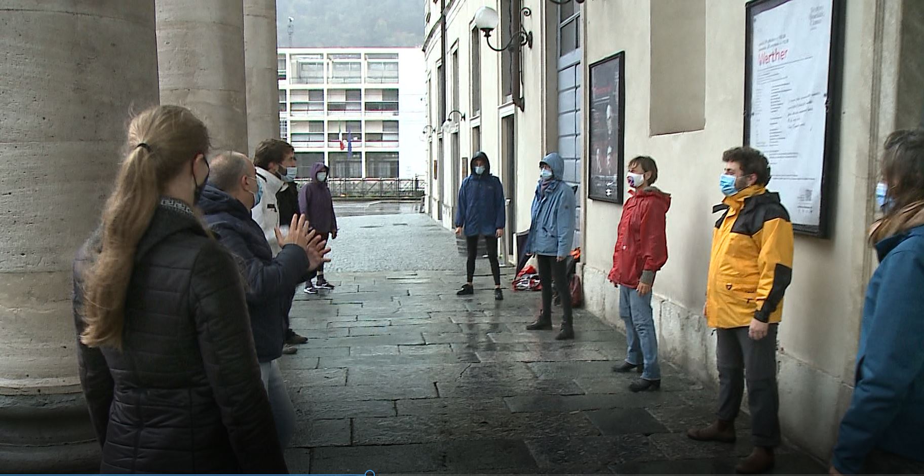 Il nuovo decreto chiude i teatri. Il gesto simbolico degli attori: prove sotto il diluvio