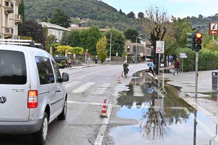Lago in strada in piazza Cavour