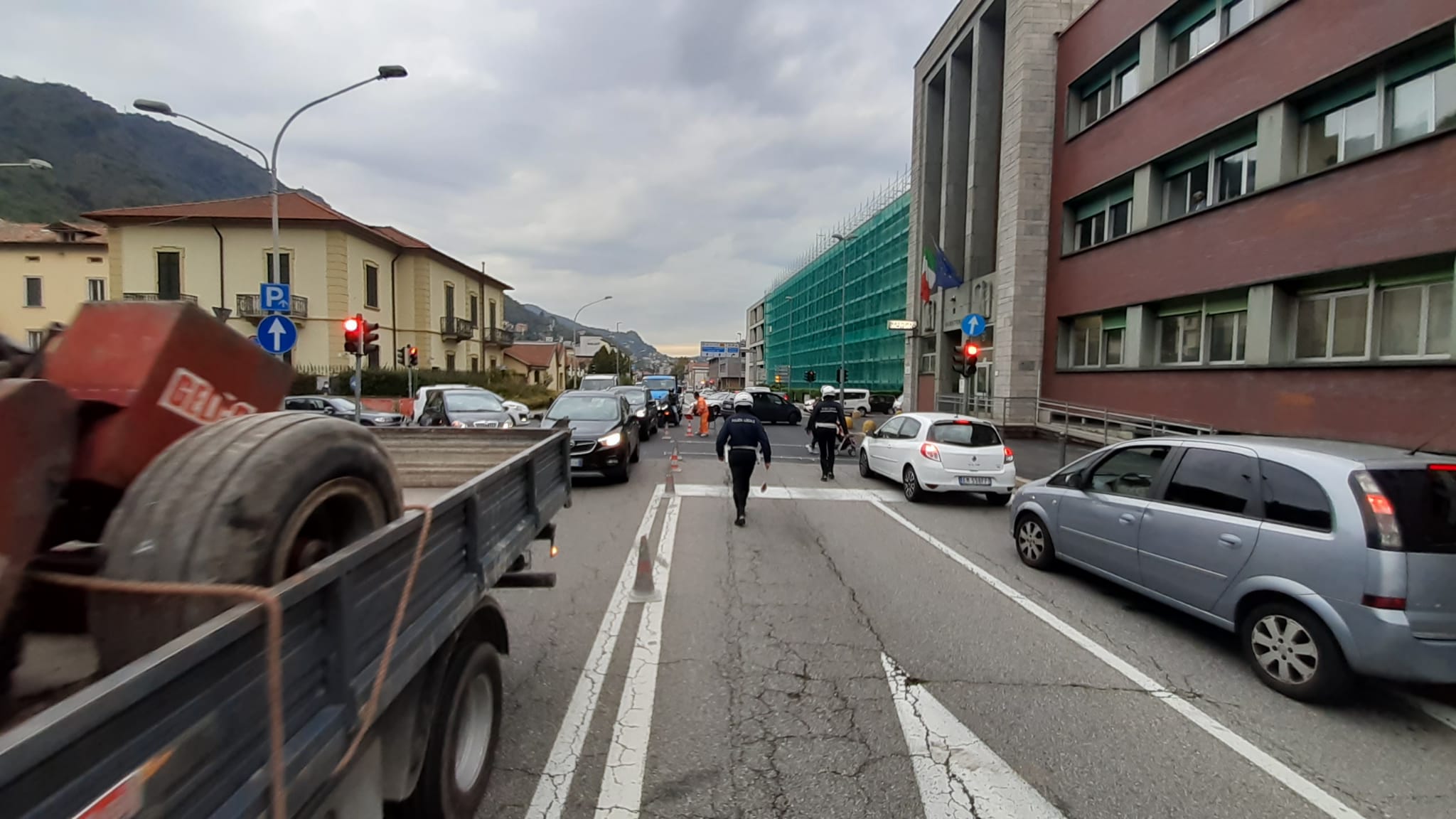 Como, ci risiamo: cantiere a sorpresa (con esondazione in corso). I vigili bloccano i lavori in extremis