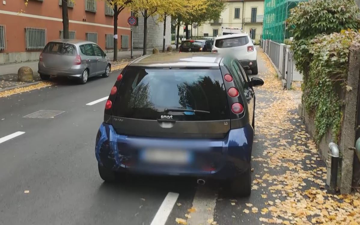 Via Gramsci, genitori in sosta selvaggia. Falliscono gli appelli al buonsenso. Auto posteggiate anche sulle rampe del marciapiede