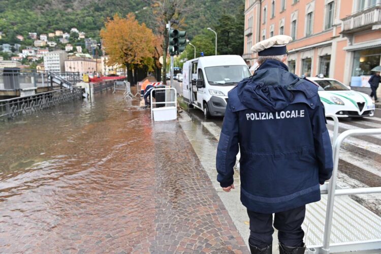 Agente polizia locale di Como in piazza Cavour controlla il traffico