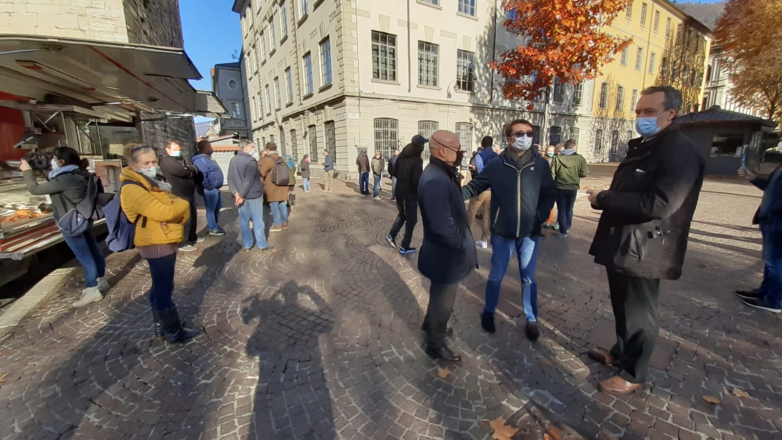 Como, flash mob degli ambulanti a Porta Torre: “Vogliamo lavorare”