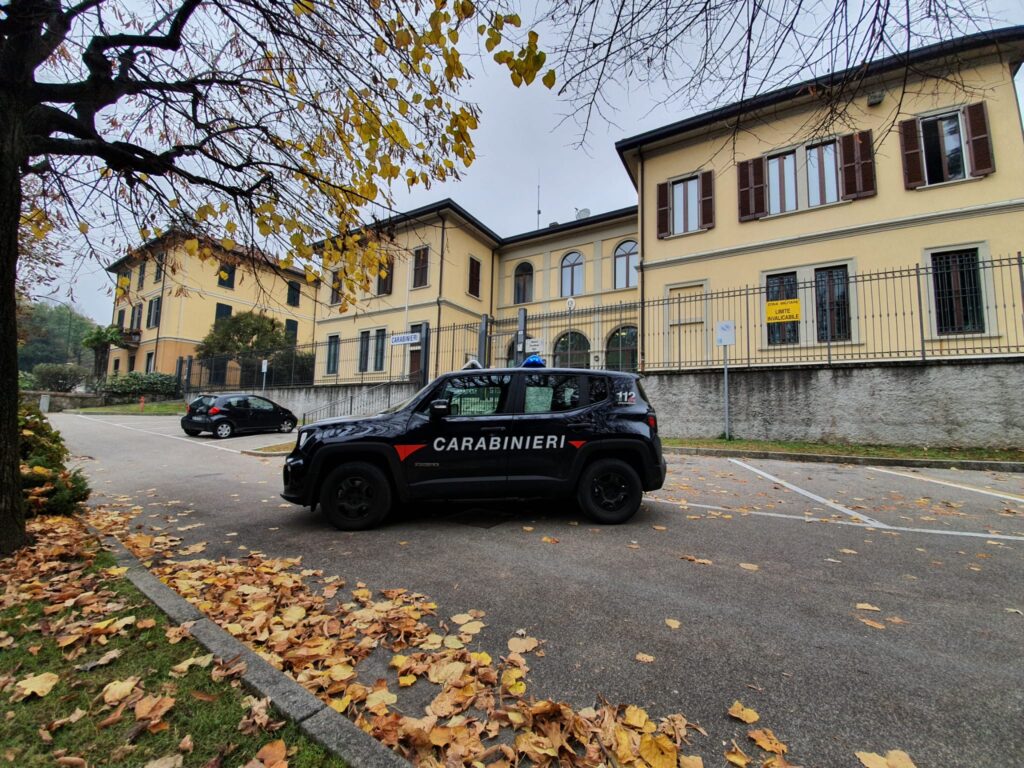 Una pattuglia dei carabinieri di Erba