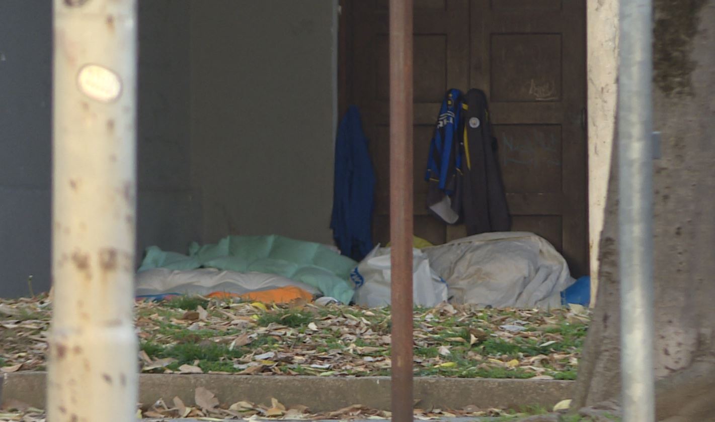 Como: aperto il dormitorio, ma di giorno i portici restano occupati dai senzatetto