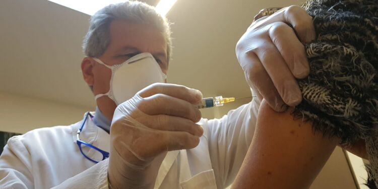 Gianluigi Spata effettua una vaccinazioni