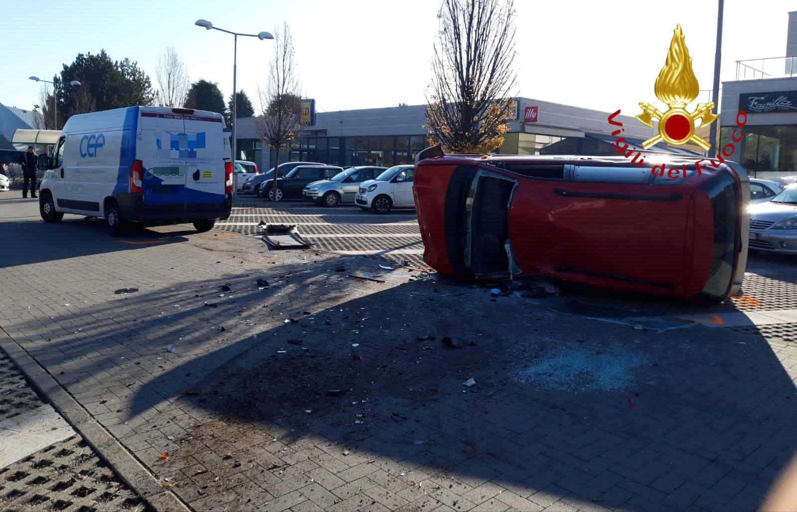 Albavilla, grave incidente in via Prealpi. Due feriti. Il furgone esce di strada e finisce sull’auto parcheggiata