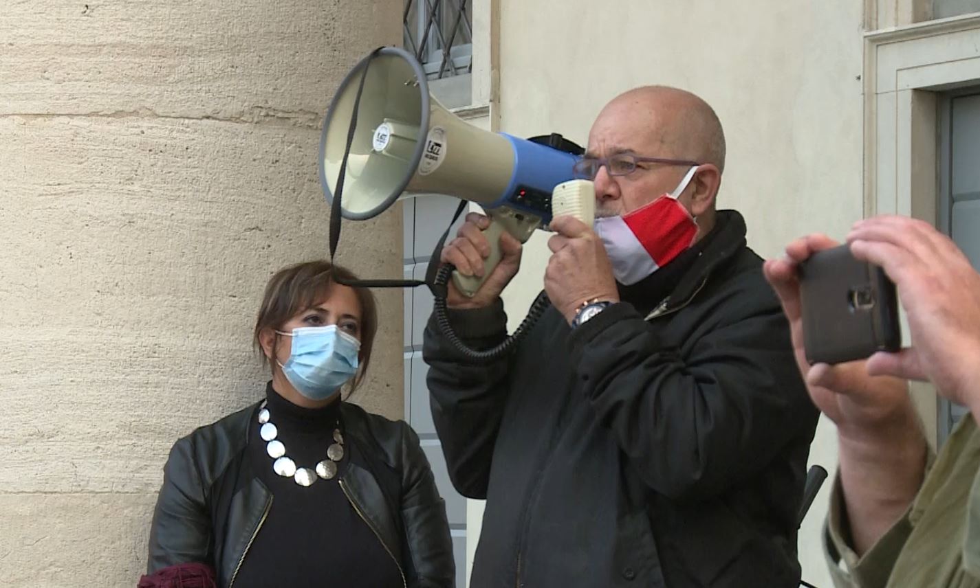 “Non chiamateci negazionisti”. Como, in piazza con chi “non crede”