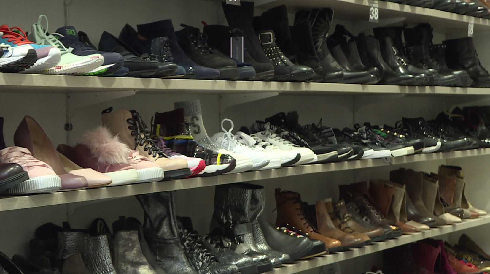 Da domani in vigore il nuovo decreto, corsa agli ultimi acquisti. I negozianti: “Rischiamo di chiudere i battenti”