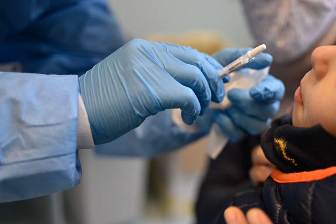 Influenza, vaccino spray per i bambini: iniziata la somministrazione, numerose richieste all’Asst Lariana